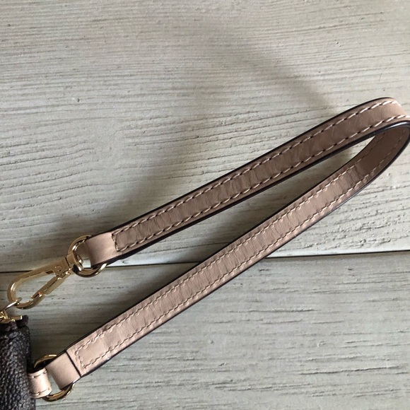 Mk iPhone 5 michael kors wristlet jet set small brown tan preowned condition - Picture 6 of 6